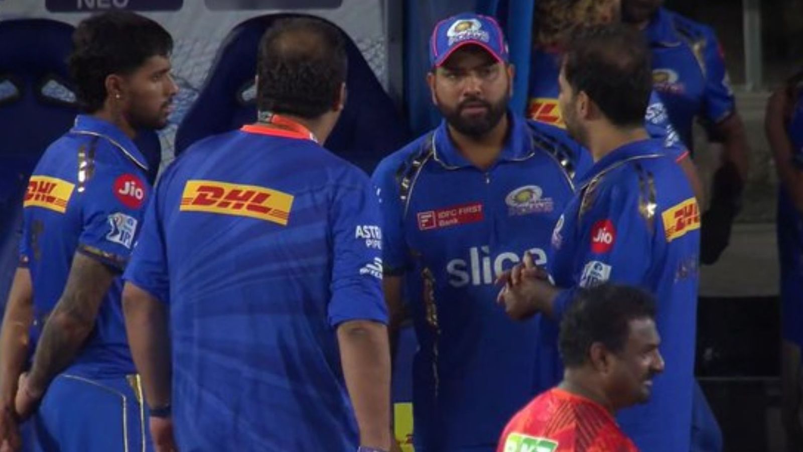 SRH vs MI: मुंबई इंडियंस फिर हारी तो आकाश अंबानी ने रोहित शर्मा से की मीटिंग, पूर्व कप्तान दिखे नाराज, हार्दिक पंड्या रहे दूर, देखिए Video SRH vs MI: मुंबई इंडियंस फिर हारी तो आकाश अंबानी ने रोहित शर्मा से की मीटिंग, पूर्व कप्तान दिखे नाराज, हार्दिक पंड्या रहे दूर, देखिए Video