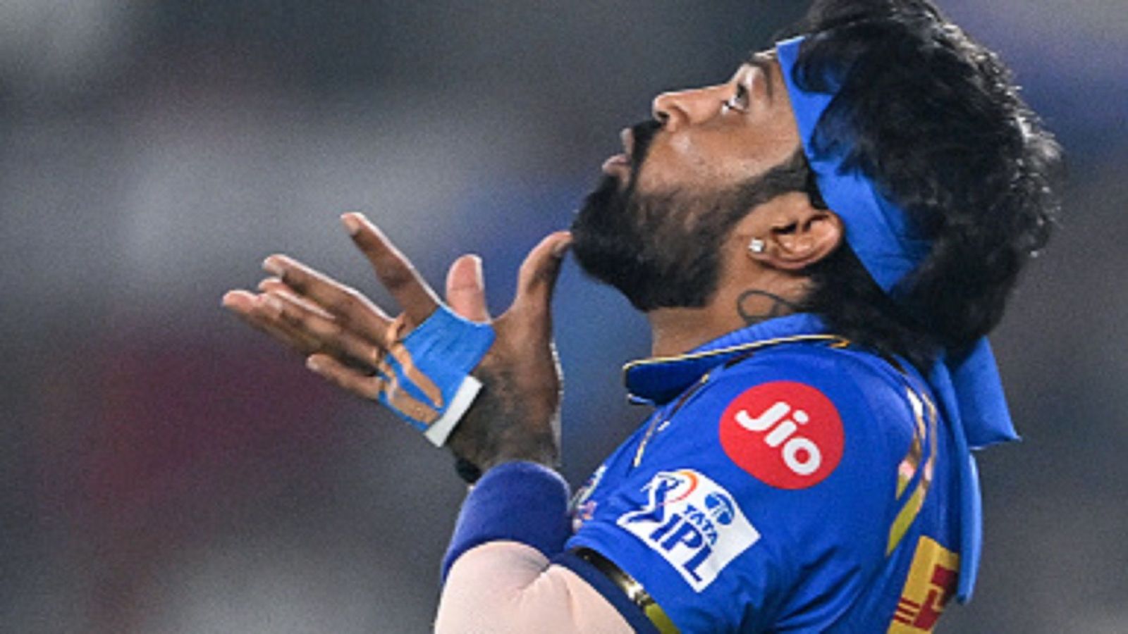 IPL 2024: हार्दिक पंड्या ने दिया मिसफील्डिंग का चौका तो हंसते हुए ताली बजाने लगे जसप्रीत बुमराह, देखिए हैरान करने वाला Video IPL 2024: हार्दिक पंड्या ने दिया मिसफील्डिंग का चौका तो हंसते हुए ताली बजाने लगे जसप्रीत बुमराह, देखिए हैरान करने वाला Video