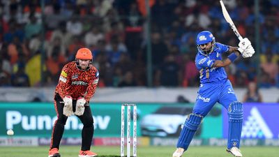 SRH vs MI, IPL 2024: 40 ओवर, 523 रन, 69 चौके-छक्के, आईपीएल के 8वें मैच में ध्वस्त हो गए इतिहास के 8 सबसे बड़े रिकॉर्ड सनराइजर्स हैदराबाद के खिलाफ शॉट लगाते मुंबई इंडियंस के कप्तान हार्दिक पंड्या