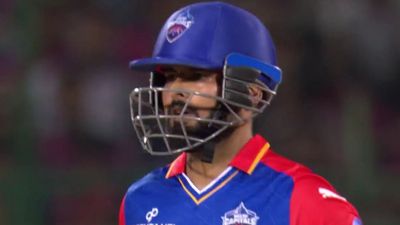 ऋषभ पंत स्लो बैटिंग और आउट होने से तिलमिलाए, ड्रेसिंग रूम में जाते हुए निकाला गुस्सा, जाली पर मारा बल्ला, देखिए Video ऋषभ पंत राजस्थान के खिलाफ बल्ले से कमाल नहीं कर सके.