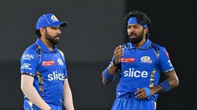 Hardik Pandya : हार्दिक पंड्या को फैंस ने चिढ़ाया तो उनके समर्थन में उतरे स्टीव स्मिथ, कहा - कोई भी नहीं जानता कि ड्रेसिंग रूम में... आईपीएल 2024 सीजन में गुजरात के खिलाफ मैच के दौरान हार्दिक पंड्या और रोहित शर्मा