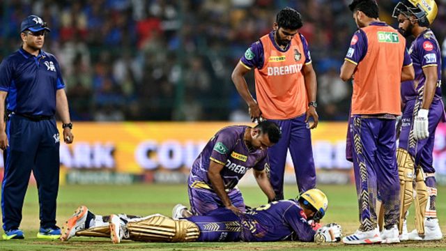 RCB vs KKR : KKR की जीत के बाद अय्यर जाएंगे अस्पताल! आरसीबी के सामने तूफानी फिफ्टी ठोकने के बाद इंजरी पर खुद दी बड़ी अपडेट RCB के खिलाफ मैच के दौरान पीठ में दर्द के कारण लेट गए वेंकटेश अय्यर