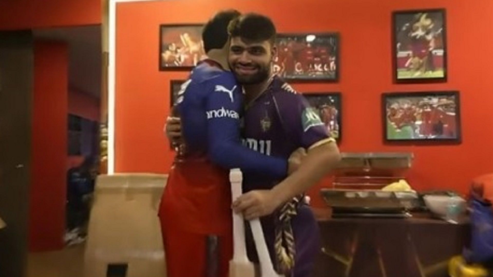 IPL 2024: विराट कोहली ने RCB की दूसरी हार के बाद रिंकू सिंह को लगाया गले, KKR के विस्‍फोटक बल्‍लेबाज को दिया डबल गिफ्ट