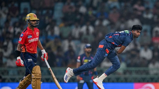 IPL 2024, LSG vs PBKS : मयंक यादव की 150 से अधिक रफ़्तार वाली गेंदों से उड़ा पंजाब, डेब्यू मैच में 3 विकेट लेकर लखनऊ को 21 रन से दिलाई पहली जीत आईपीएल 2024 सीजन में पंजाब के सामने गेंदबाजी करते मयंक यादव