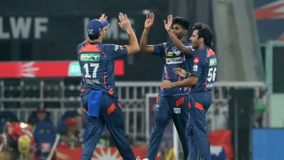 Mayank Yadav: इंग्लैंड टेस्ट सीरीज में सेलेक्टर्स के राडार पर था यह तूफानी बॉलर, T20 World Cup का मिलेगा टिकट! मयंक यादव (दाएं से दूसरे) दिल्ली के लिए घरेलू क्रिकेट खेलते हैं.