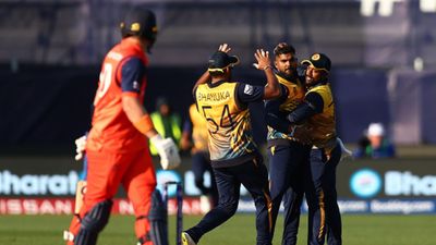 IPL 2024 : SRH के लिए बुरी खबर, IPL से पूरी तरह बाहर हुआ 1.50 करोड़ वाला ये धाकड़ स्पिनर आईसीसी वर्ल्ड कप 2023 में नीदरलैंड के खिलाफ मैच के दौरान वानिंदु हसरंगा