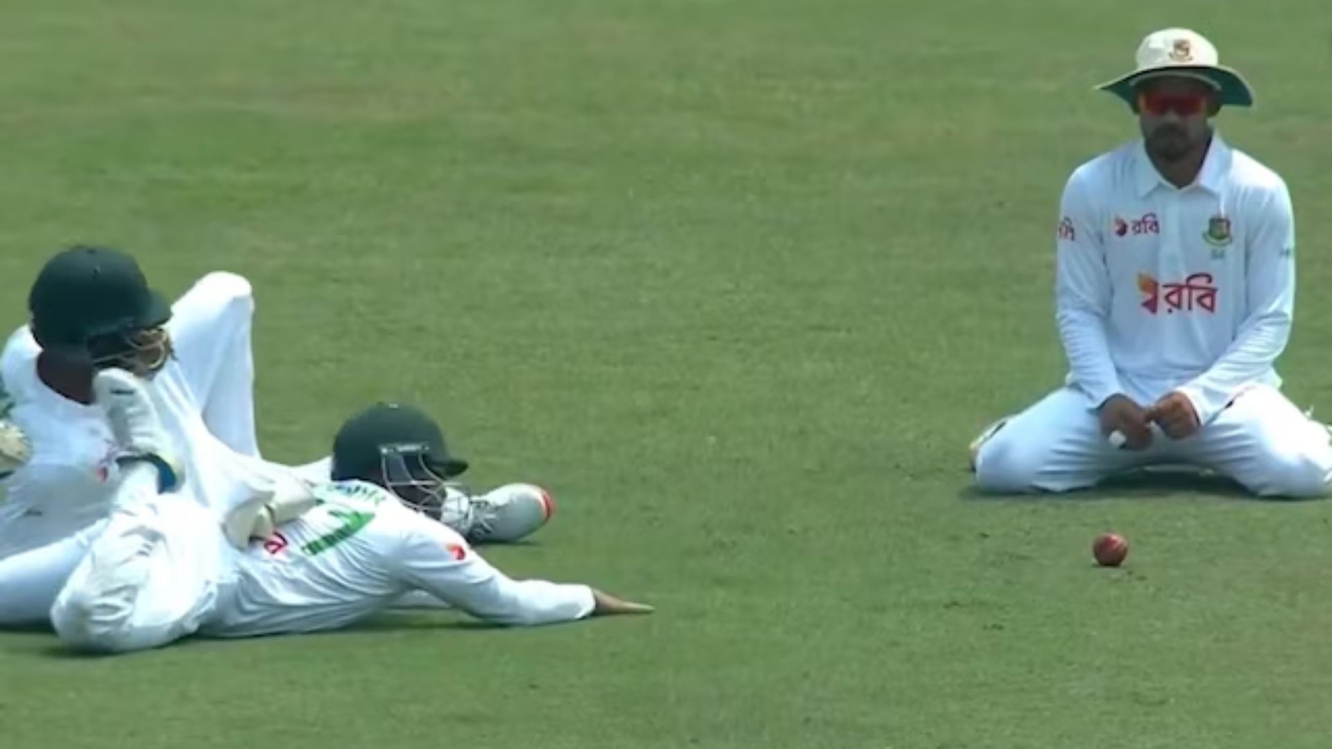 BAN vs SL: 1 कैच, 3 फील्डर और तीनों फेल, बांग्लादेशी टीम की घटिया फील्डिंग का Video देख हंसी नहीं रोक पाएंगे!