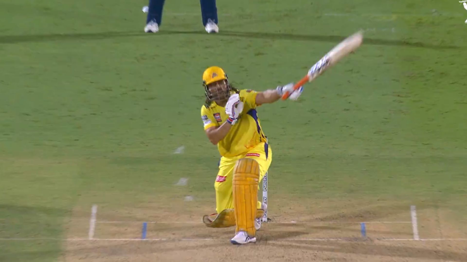 MS Dhoni One Hand Six : धोनी ने 16 गेंदों में 37 रन की तूफानी पारी के दौरान एक हाथ से लगाया गगनचुंबी छक्का, फैंस ने जमकर मचाया शोर,  देखें Video
