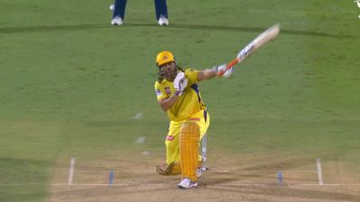 MS Dhoni One Hand Six : धोनी ने 16 गेंदों में 37 रन की तूफानी पारी के दौरान एक हाथ से लगाया गगनचुंबी छक्का, फैंस ने जमकर मचाया शोर,  देखें Video दिल्ली के खिलाफ एक हाथ से छक्का लगाते महेंद्र सिंह धोनी