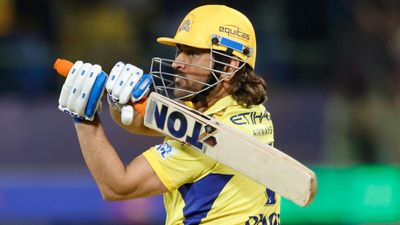 IPL 2024: आगे के मैचों में भी देखने को मिलेगा धोनी का एक हाथ से छक्का और पुराना रूप, VIDEO ने पहले ही बता दी थी पूरी कहानी दिल्ली कैपिटल्स के खिलाफ शॉट खेलते एमएस धोनी