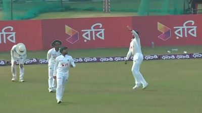BAN vs SL: एक गेंद को पकड़ने के लिए 5 बांग्लादेशी फील्डर्स में लगी रेस, देखिए लोटपोट करने वाला Video बांग्लादेश के पांच फील्डर शॉट रोकने दौड़े.