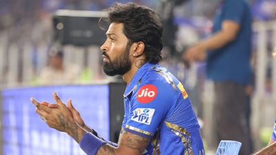 MI vs RR: हार्दिक पंड्या ने लगातार तीसरी हार के बाद टीम को लगाई लताड़, कहा- अनुशासन में रहो और... हार्दिक पंड्या कप्तान के तौर पर मुंबई इंडियंस में चमक नहीं छोड़ पाए हैं.