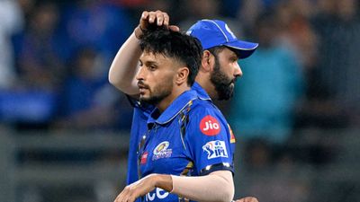 MI vs RR : हार्दिक पंड्या की कप्तानी में लगातार 3 हार के बाद कैसा है ड्रेसिंग रूम का माहौल? मुंबई इंडियंस के गेंदबाज ने बताई अंदर की बात आईपीएल 2024 के एक मैच के दौरान आकाश माधवल के सिर पर हाथ रखते रोहित शर्मा