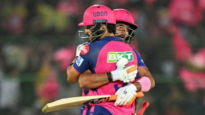 राजस्थान रॉयल्स का 'सूर्यकुमार यादव' है ये धुरंधर, गेंदबाजी कोच शेन बांड ने मुंबई पर जीत के बाद ठोका बड़ा दावा  आईपीएल 2024 के एक मैच में राजस्थान को जीत दिलाने के बाद गले मिलते रियान पराग और ध्रुव जुरेल