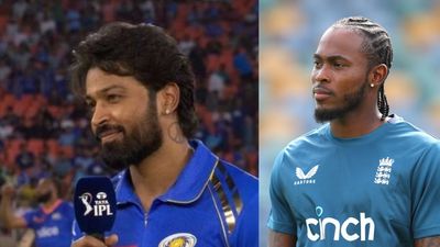 IPL 2024: हार्दिक पंड्या के बचाव में उतरे थे संजय मांजरेकर तो वायरल होने लगा जोफ्रा आर्चर का 10 साल पुराना ट्वीट, जानें क्या है कनेक्शन टॉस के दौरान हार्दिक पंड्या और प्रैक्टिस सेशन में भाग लेते जोफ्रा आर्चर