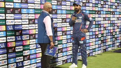 RCB vs LSG: मयंक यादव की रफ्तार से विकेटकीपिंग में चोटिल हुए केएल राहुल, कहा- उसकी एक गेंद... पोस्ट मैच प्रेजेंटेशन के दौरान सवालों का जवाब देते केएल राहुल (पिक क्रेडिट: बीसीसीआई)