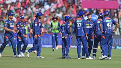 IPL 2024, LSG Pacer Ruled Out : RCB पर जीत के बाद लखनऊ सुपर जायंट्स को लगा बड़ा झटका, आईपीएल से बाहर हुआ ये धाकड़ तेज गेंदबाज आईपीएल 2024 के एक मैच के दौरान लखनऊ की टीम के खिलाड़ी