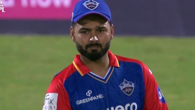 ऋषभ पंत का रिव्यू नहीं ले पाना दिल्ली कैपिटल्स को पड़ा भारी, KKR से हारकर बोले- इतना शोर और टाइमर... ऋषभ पंत कोलकाता नाइट राइडर्स के खिलाफ दो बार डीआरएस नहीं ले पाए.