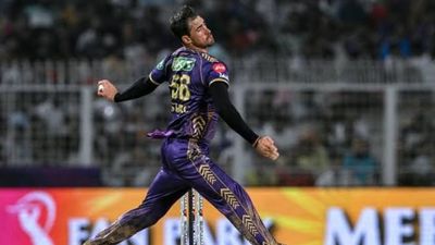 DC vs KKR: 24.75 करोड़ वाले मिचेल स्टार्क ने अपनी कीमत को लेकर तोड़ी चुप्पी, कहा- मैं पहले भी ये कहा चुका हूं... दिल्ली के खिलाफ गेंदबाजी करते केकेआर के मिचेल स्टार्क