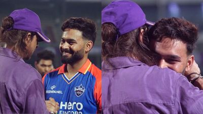 DC vs KKR : ऋषभ पंत को शाहरुख़ खान ने गले से लगाया, KKR की जीत पर दिल्ली को दिया खास तोहफा, दिल जीत लेगा ये Video DC vs KKR मैच के बाद ऋषभ पंत को गले से लगाते शाहरुख़ खान