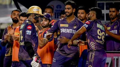 IPL 2024 Points Table : KKR ने दिल्ली कैपिटल्स पर जीत से राजस्थान का किया तगड़ा नुकसान तो RCB को हुआ फायदा, जानें अंकतालिका का कैसे बिगड़ा खेल ? दिल्ली के खिलाफ 85 रनों की पारी खेलकर लौटने वाले सुनील नरेन को बधाई देते केकेआर के बाकी खिलाड़ी