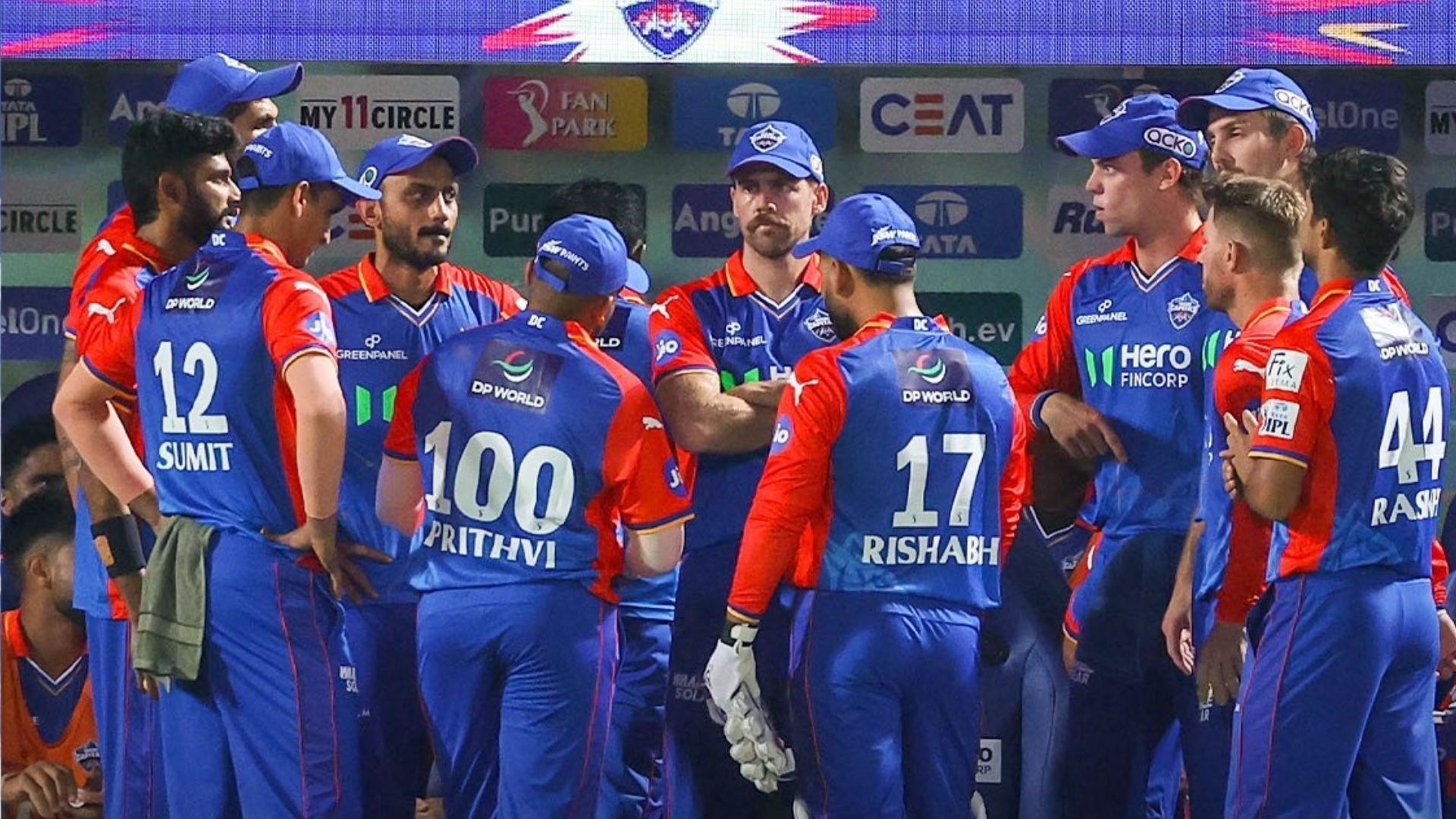 KKR के खिलाफ बड़ी हार के बाद रिकी पोंटिंग ने उठाया बड़ा कदम, टीम के खिलाड़ियों की मैदान पर लगाई क्लास, इन्हें मिली सजा, VIDEO