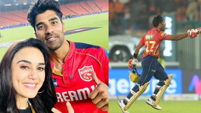 Shashank Singh: प्रीति जिंटा ने शशांक सिंह पर लुटाया प्यार, कहा वो स्क्रिप्ट के अनुसार नहीं खेला, बताई नीलामी की इनसाइड स्टोरी पंजाब को जीत दिलाने वाले शशांक सिंह के साथ टीम का मालिकन प्रीति जिंटा