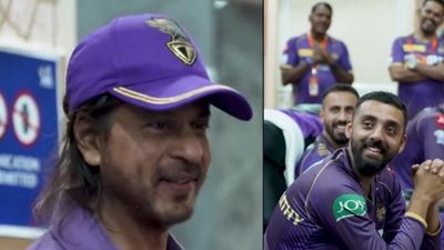 IPL 2024: शाहरुख खान का KKR के खिलाड़ियों को ड्रेसिंग रूम के भीतर दी गई स्पीच हुई वायरल, कहा- तुम्हारे कोच को लगता है... केकेआर के ड्रेसिंग रूम के भीतर स्पीच देते शाहरुख खान