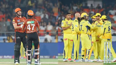 SRH vs CSK: अभिषेक की तेज शुरुआत और मार्करम की तूफानी पारी से हैदराबाद ने चेन्नई को चटाई 6 विकेट से धूल, धोनी के धुरंधर दूसरी बार हुए फेल शाहबाज के साथ हाथ मिलाते एडन मार्करम, विकेट का जश्न मनाती चेन्नई सुपर किंग्स की टीम
