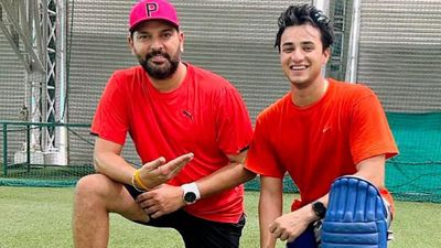 IPL 2024: अभिषेक शर्मा की विस्फोटक पारी पर युवराज सिंह की भौहें तनी, पीटने के लिए डंडा लेकर पीछे दौड़ने का Video भी वायरल अभिषेक शर्मा (दाएं) ने तूफानी बल्लेबाजी के बाद युवराज सिंह (बाएं) को शुक्रिया कहा