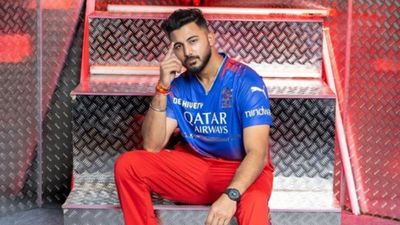 Who is Saurav Chauhan : पिता ने ग्राउंड्समैन का किया काम, बेटे ने 13 गेंदों में ठोकी फिफ्टी, जानें विराट कोहली वाली RCB से डेब्यू करने वाले कौन है सौरव चौहान? आरसीबी की जर्सी में सौरव चौहान (फोटो क्रेडिट - आरसीबी )