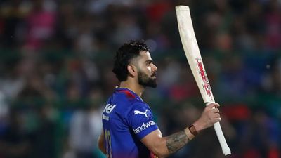 RR vs RCB : विराट कोहली ने 67 गेंद में शतक ठोकने के बाद धीमे स्ट्राइकरेट पर तोड़ी चुप्पी, कहा - मैं ज्यादा अटैकिंग होकर खुद को... राजस्थान के सामने शतक ठोकने के बाद बल्ला दिखाते विराट कोहली