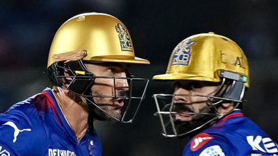 RR vs RCB: फाफ डु प्लेसी ने हार के बाद विराट कोहली की बैटिंग को ठहराया जिम्मेदार! बोले- आखिरी ओवर्स में हम... फाफ डुप्लेसी और विराट कोहली आरसीबी के सबसे सीनियर खिलाड़ी हैं.