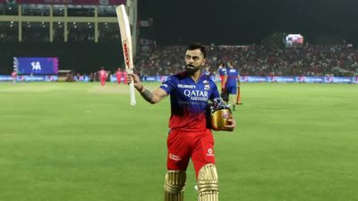 IPL 2024: विराट कोहली के धीमे शतक के बाद राजस्थान रॉयल्स की सोशल मीडिया टीम ने लिए मजे, वायरल हो रहा है पोस्ट शतक ठोकने के बाद फैंस का आभार व्यक्त करते विराट कोहली