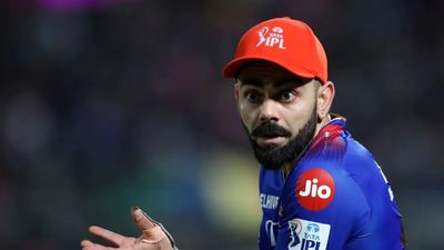IPL 2024: विराट कोहली ने रचा इतिहास, सुरेश रैना का वर्ल्ड रिकॉर्ड तोड़ इस मामले में बने नंबर 1 राजस्थान रॉयल्स के खिलाफ कैच लेने की कोशिश करते विराट कोहली