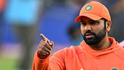 IPL 2024: रोहित शर्मा देते हैं सबसे ज्यादा गाली, श्रेयस अय्यर ने सबके सामने कहा- हर लाइन में... वर्ल्ड कप के दौरान ट्रेनिंग में खिलाड़ी को इशारा करते रोहित शर्मा