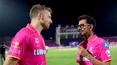 IPL 2024, Video : जोस बटलर के शतक और युजवेंद्र चहल का क्या है कनेक्शन? RCB पर जीत दिलाने के बाद ओपनर ने खुद खोला ड्रेसिंग रूम का राज RCB पर जीत के बाद जोस बटलर से बात करते युजवेंद्र चहल