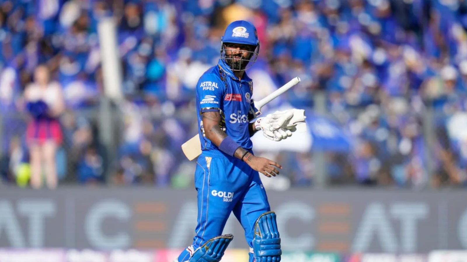 MI vs DC : हार्दिक पंड्या को धीमी बैटिंग के लिए सोशल मीडिया में फैंस ने जमकर कोसा, कहा - पूरी तरह से फ्रॉड... MI vs DC : हार्दिक पंड्या को धीमी बैटिंग के लिए सोशल मीडिया में फैंस ने जमकर कोसा, कहा - पूरी तरह से फ्रॉड...