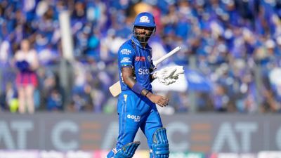 MI vs DC : हार्दिक पंड्या को धीमी बैटिंग के लिए सोशल मीडिया में फैंस ने जमकर कोसा, कहा - पूरी तरह से फ्रॉड... दिल्ली के खिलाफ मैच में आउट होने के बाद पवेलियन की तरफ जाते हार्दिक पंड्या