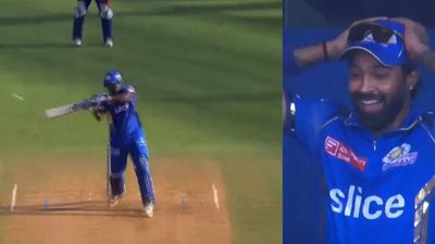 MI vs DC : 4,6,6,6,4,6...एक ओवर में रोमारियो ने ठोके 32 रन तो ड्रेसिंग रूम में हार्दिक पंड्या ने पकड़ा सिर, मुंबई के लिए पहली बार हुआ ऐसा, देखें Video दिल्ली के सामने छक्का उड़ाते रोमारियो शेफर्ड और दूसरी तरफ हार्दिक पंड्या