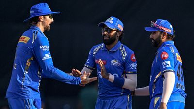 MI vs DC: मुंबई इंडियंस ने रिकॉर्डतोड़ स्कोर के साथ चखा जीत का स्वाद, दिल्ली कैपिटल्स को ले डूबा एनरिक नॉर्किया का 32 रन का ओवर मुंबई इंडियंस की जीत में टिम डेविड और रोहित शर्मा ने अहम रोल निभाया.