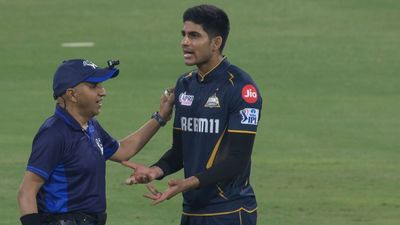 LSG vs GT मैच में अंपायरिंग पर मचा हल्ला, DRS पर थर्ड अंपायर ने बिना अल्ट्राएज देखे दिया नॉट आउट, शुभमन गिल-राहुल तेवतिया बिफरे शुभमन गिल ने अल्ट्राएज नहीं देखने पर मैदानी अंपायर से शिकायत की.