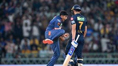 LSG vs GT : यश ठाकुर के 'पंजे' से 130 पर ढेर हुई शुभमन गिल की टीम, लखनऊ ने 33 रनों की जीत से पहली बार भेदा गुजरात का किला शुभमन गिल का विकेट लेने के बाद ख़ुशी से झूमते यश ठाकुर