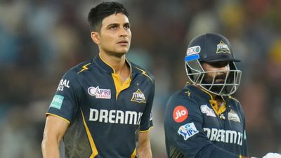 LSG vs GT : लखनऊ के सामने 33 रनों की हार के बाद गुजरात के कप्तान शुभमन गिल ने बल्लेबाजों को कोसा, कहा- घटिया बैटिंग से... आईपीएल 2024 में एक मैच के दौरान बल्लेबाजी करके वापस लौटते शुभमन गिल