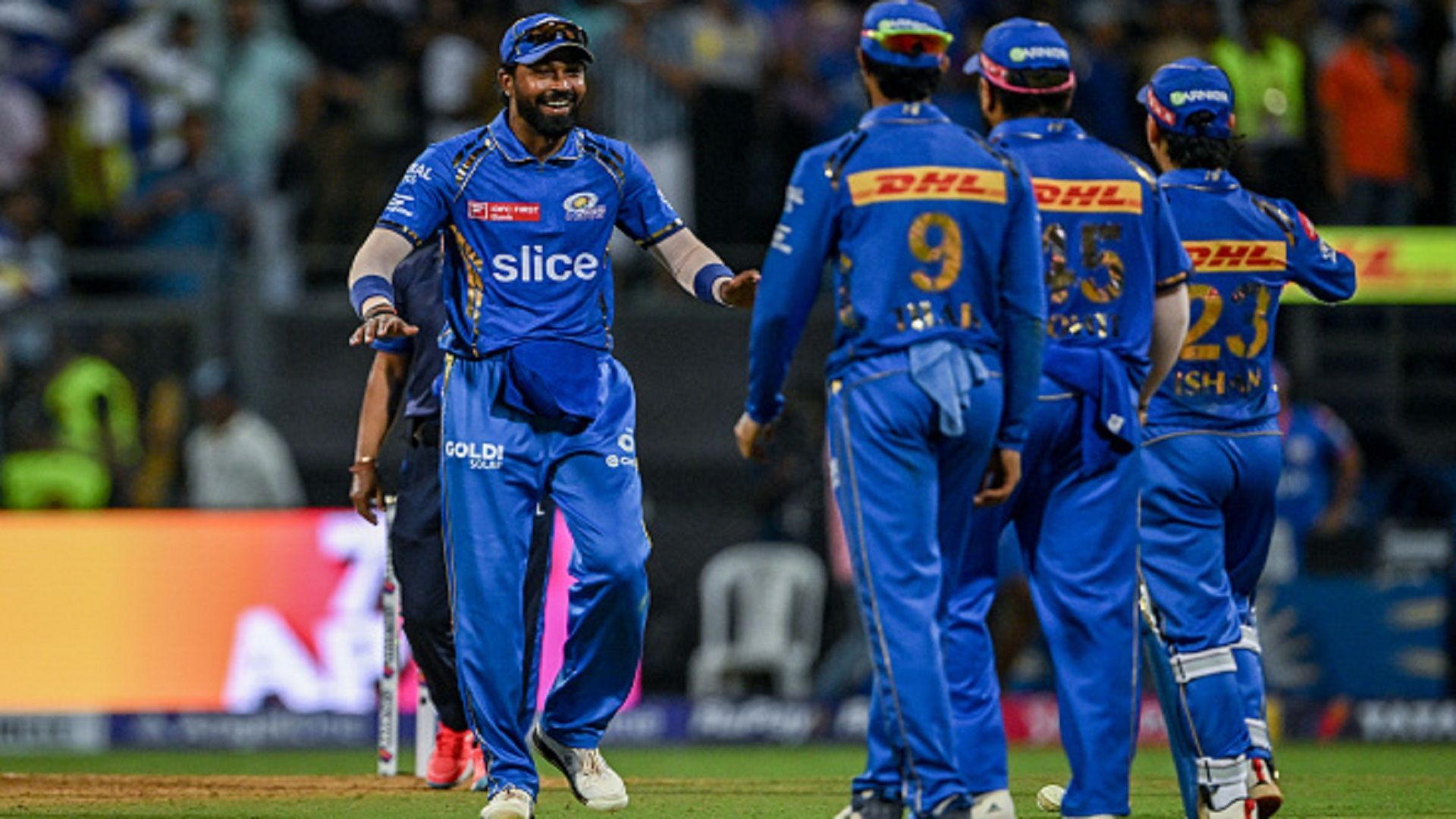 IPL 2024 Points Table: हार्दिक पंड्या की पहली जीत, पॉइंट टेबल में पांच टीमों पर पड़ा असर, जानें हर टीम का हाल मुंबई इंडियंस के कप्तान हार्दिक पंड्या (बाएं) टीम के साथ जीत का जश्न मनाते हुए