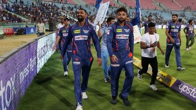 IPL में बल्लेबाजों को रन बनाने के लिए तरसा रहा ये फिरकी बॉलर, टीम इंडिया में फिर भी नहीं मिल रहा मौका, 3 साल से चल रहा बाहर क्रुणला पंड्या (बाएं) 2022 से लखनऊ सुपर जायंट्स का हिस्सा है.