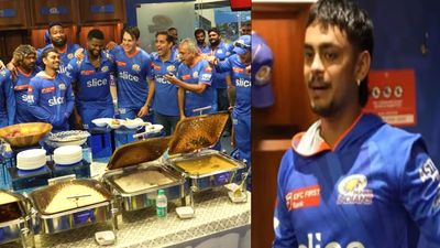 Mumbai Indians : इशान किशन ने मुंबई इंडियंस के ड्रेसिंग रूम में किसकी उतारी नकल, जिसके बाद लगे जम कर नारे, वायरल हुआ ये Video मुंबई इंडियंस के ड्रेसिंग रूम में सभी खिलाड़ी और दूसरी तरफ इशान किशन