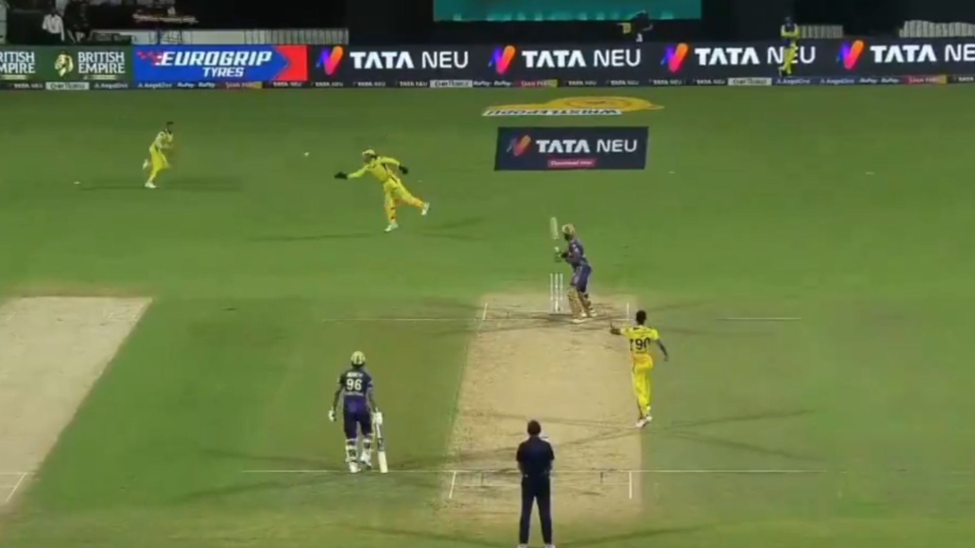 CSK vs KKR : महेंद्र सिंह धोनी ने टपकाया आसान कैच तो चेन्नई के चेपॉक मैदान में पसरा सन्नाटा, वायरल हुआ ये Video