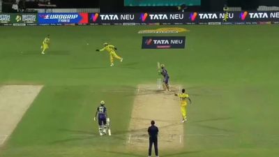 CSK vs KKR : महेंद्र सिंह धोनी ने टपकाया आसान कैच तो चेन्नई के चेपॉक मैदान में पसरा सन्नाटा, वायरल हुआ ये Video केकेआर के सामने महेंद्र सिंह धोनी से छूटा आसान कैच