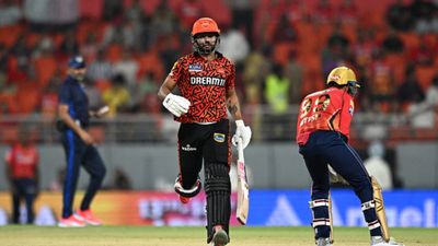 पिता ने क्रिकेटर बनाने को छोड़ी नौकरी, 8 पारियों में ठोके 1237 रन, BCCI से मिला सम्मान मगर बाउंसर्स ने कोहली के साथ नहीं लेने दी फोटो, अब IPL 2024 में धमाल नीतीश कुमार आने वाले समय में उपयोगी पेस बॉलिंग ऑलराउंडर साबित हो सकते हैं.